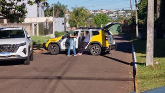 Após perseguição, homem bate contra veículos estacionados e é detido pela PM