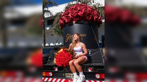 Virginia Fonseca recebe buquê de 200 rosas em caminhão decorado Imagem referente a Virginia Fonseca recebe buquê de 200 rosas em caminhão decorado