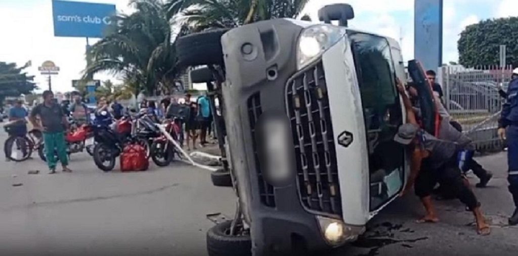 Ambulância que levava gestante capota após colisão