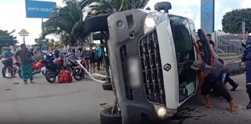 Ambulância que levava gestante capota após colisão Imagem referente a Ambulância que levava gestante capota após colisão