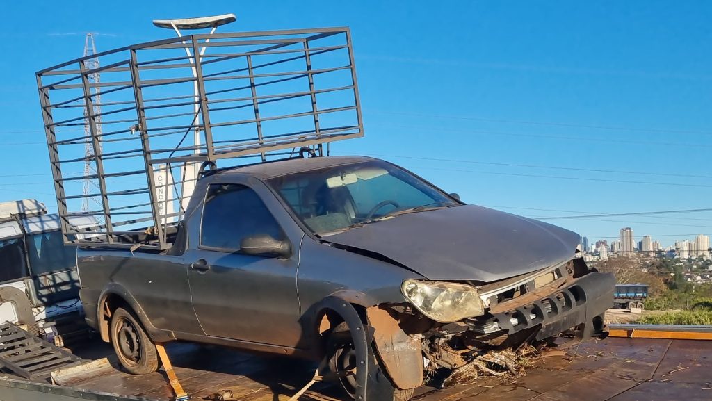 Fiat Strada fica destruída após saída de pista na BR-467 Fiat Strada fica destruída após saída de pista na BR-467