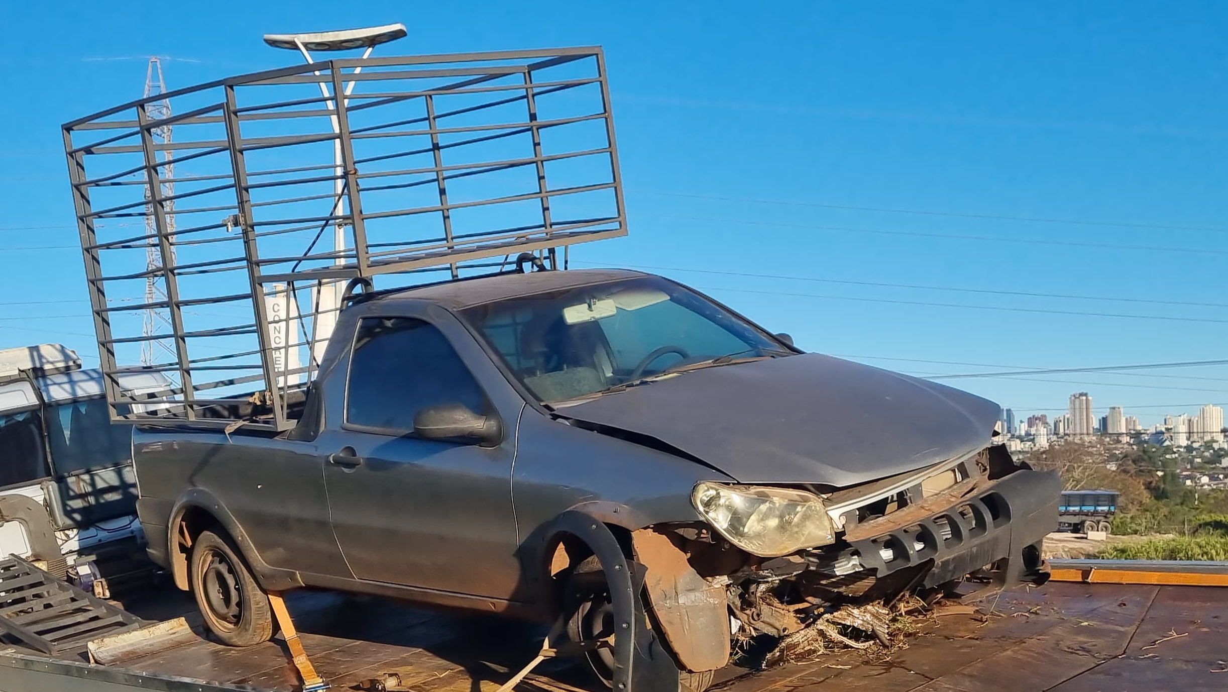 Fiat Strada fica destruída após saída de pista na BR-467