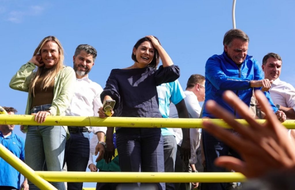 Ex-presidente Bolsonaro vai à motociata com tornozeleira Ex-presidente Bolsonaro vai à motociata com tornozeleira