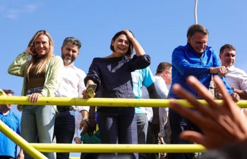 Imagem referente a Ex-presidente Bolsonaro vai à motociata com tornozeleira