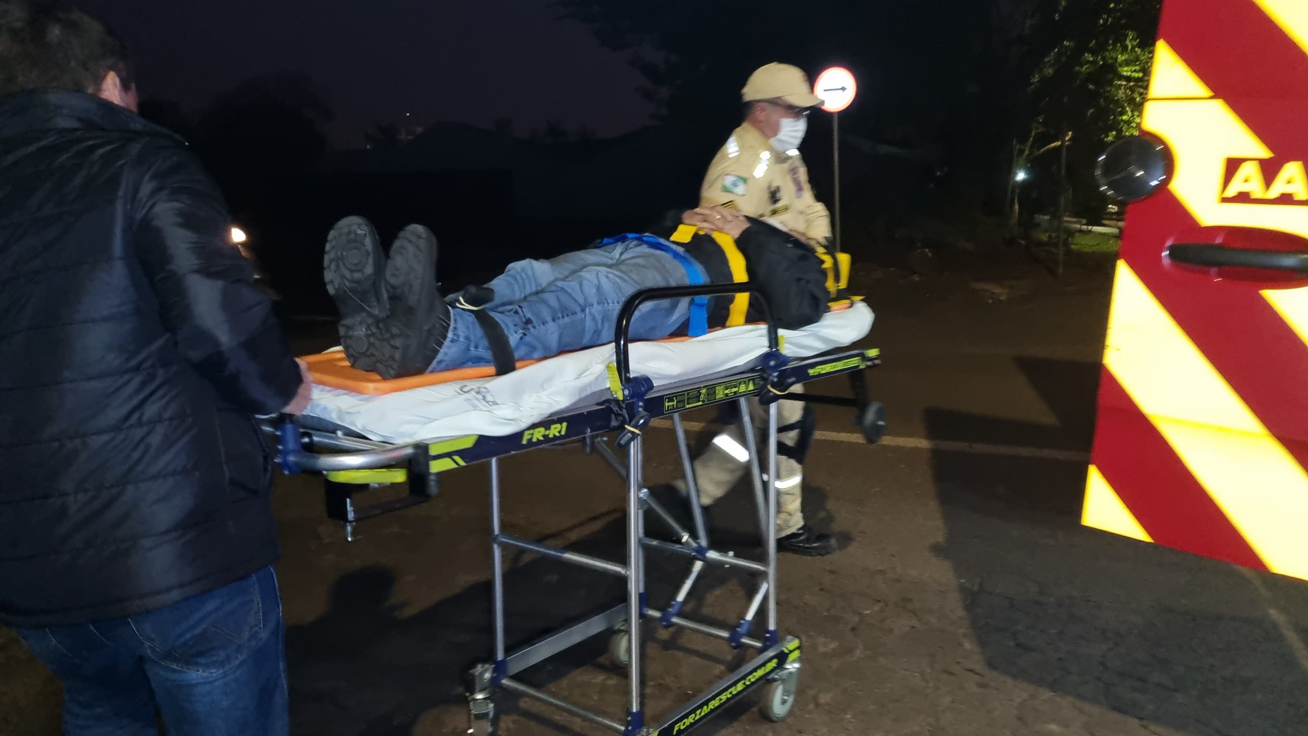Motociclista fica ferido em acidente com Fiat Uno na Rua das Palmeiras