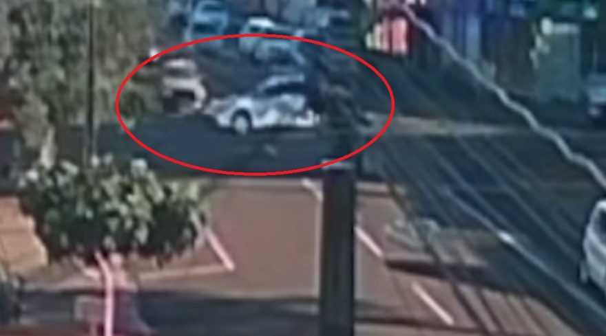 Câmera flagra batida entre carros no Centro de Cascavel