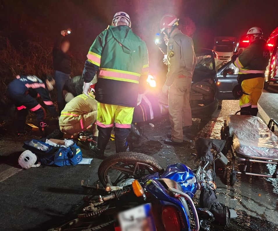 Motociclista é socorrido em estado grave após batida frontal na PR-180