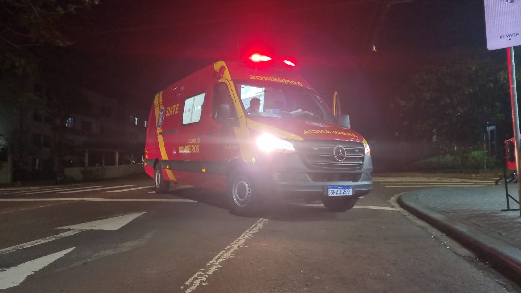 Ciclista bate em carro na Rua Jorge Lacerda, fica ferido e é socorrido pelo Siate