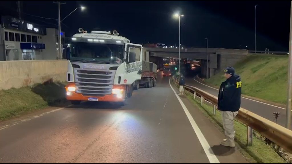Motorista se perde, carreta cai em canaleta e trânsito para no Trevo Cataratas