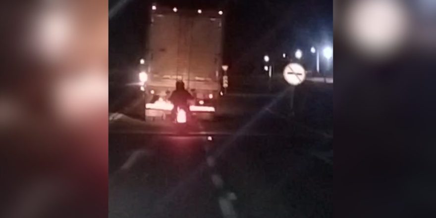 Flagrante na BR-277: Motociclista anda “colado” em caminhão e coloca a vida em risco
