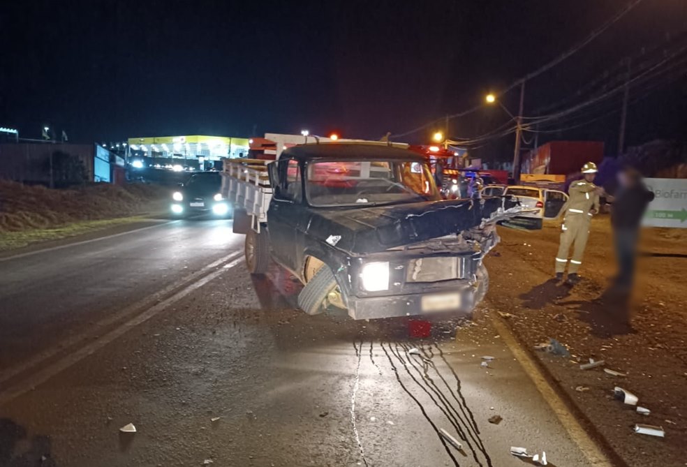 Três pessoas ficam feridas batida entre caminhonete e Voyage em Francisco Beltrão