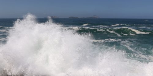 Marinha mantém alerta de ondas fortes no Rio até quinta-feira Imagem referente a Marinha mantém alerta de ondas fortes no Rio até quinta-feira