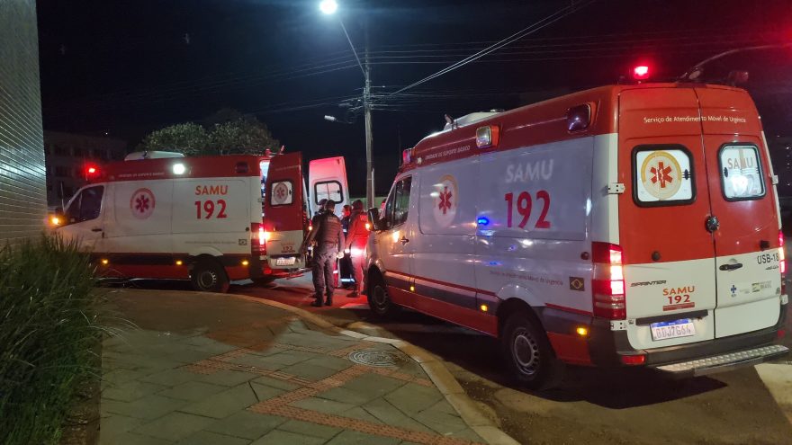 Agressivo, homem é contido pelas equipes do Samu e da Guarda Municipal no Centro de Cascavel