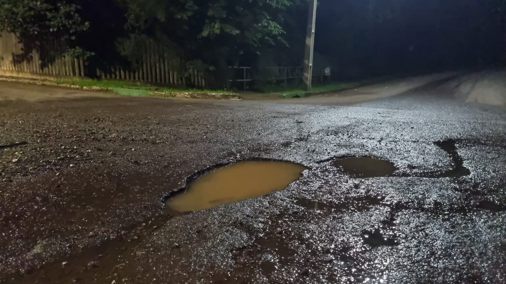 Moradores alertam para buracos na Rua Machado de Assis, na Região do Lago