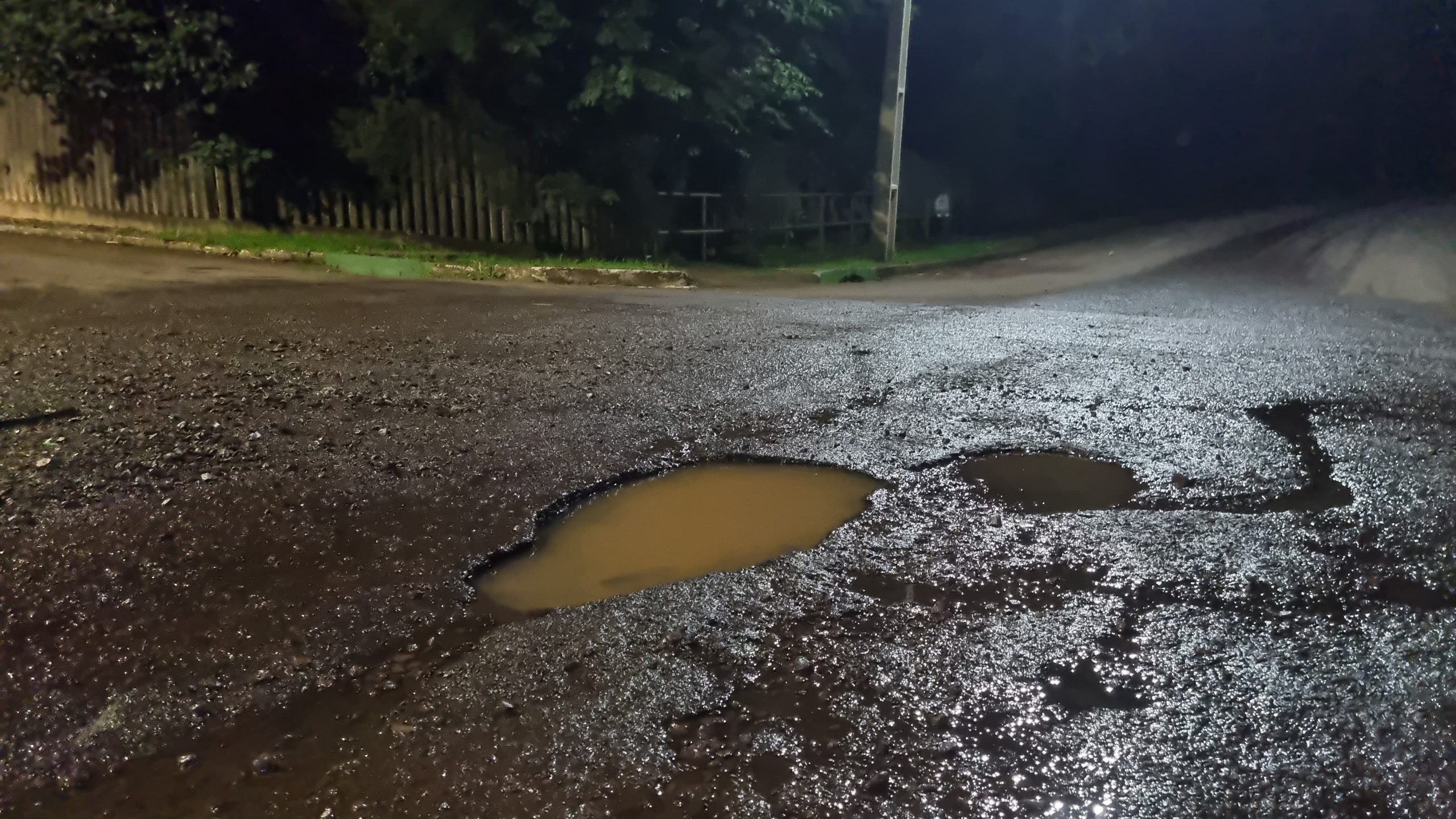 Moradores alertam para buracos na Rua Machado de Assis, na Região do Lago