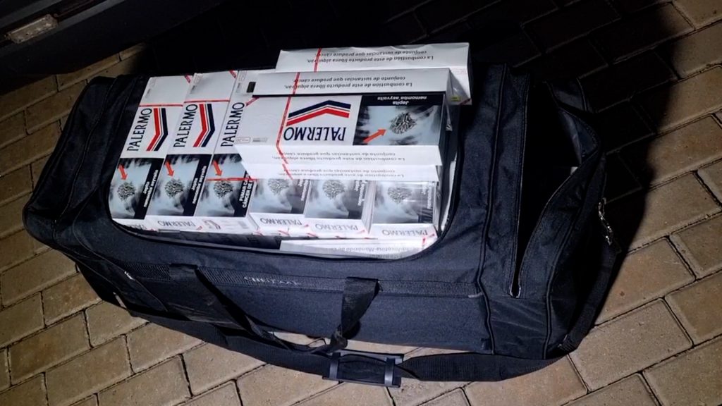 Rapaz é abordado com 100 maços de cigarros na rodoviária de Cascavel