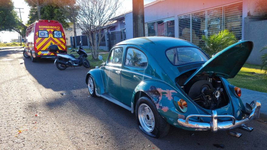 Motociclista fica ferida após bater contra Fusca estacionado no Canadá