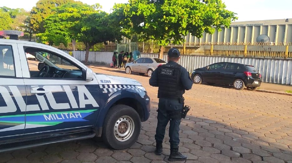 Mulher agride homem com ferro de passar, tenta desarmar policial e acaba presa