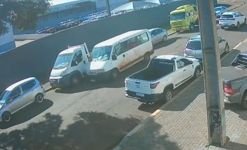 Imagem referente a Vídeo mostra Ducato batendo em utilitário estacionado na Rua Fortunato Bebber