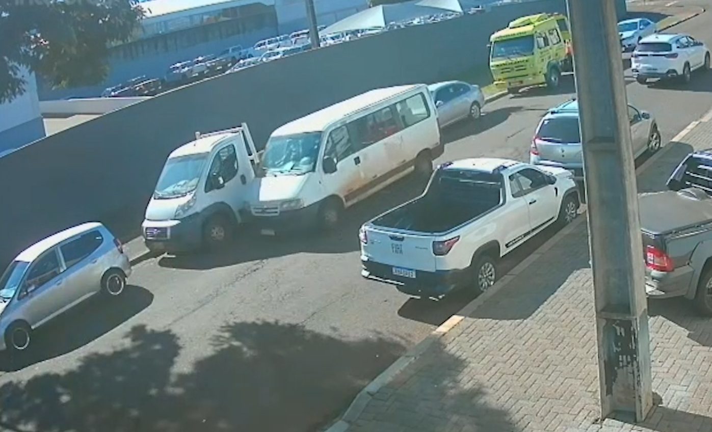 Vídeo mostra Ducato batendo em utilitário estacionado na Rua Fortunato Bebber