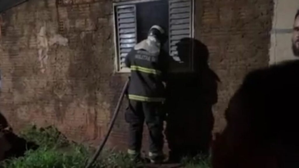 Homem é preso após incêndio misterioso no Jardim Los Angeles Homem é preso após incêndio misterioso no Jardim Los Angeles