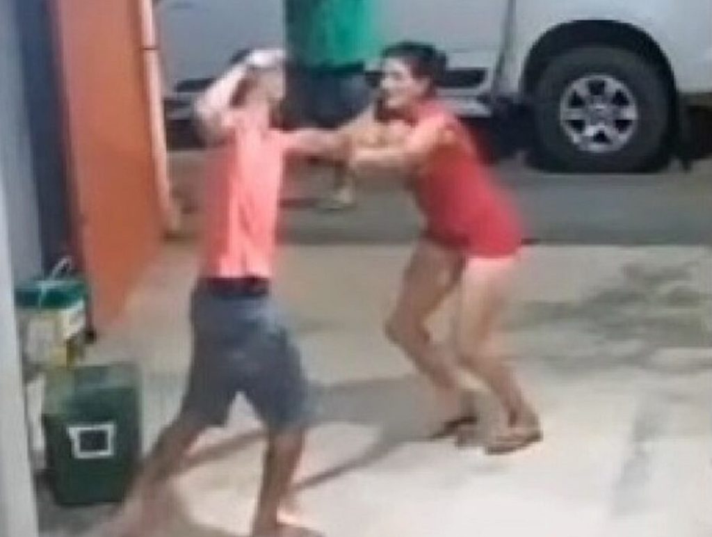 Levou pau! Homem tenta matar esposa, populares reagem e agressor leva lição Levou pau! Homem tenta matar esposa, populares reagem e agressor leva lição