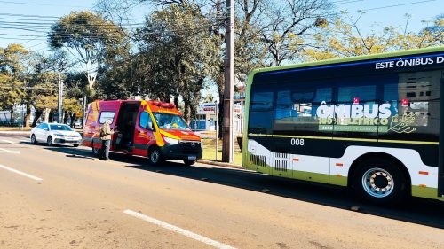 Passageira fica ferida após motorista de ônibus frear para evitar colisão com moto Imagem referente a Passageira fica ferida após motorista de ônibus frear para evitar colisão com moto