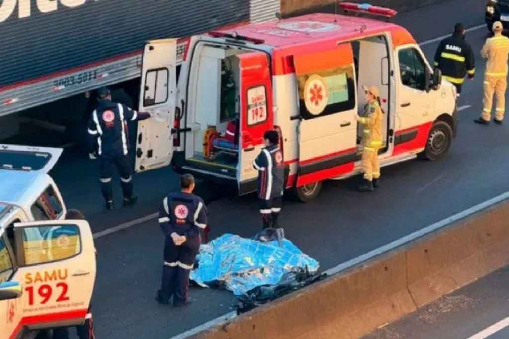 Tragédia na BR-376: casal de moto é esmagado por ônibus e motorista continua viagem