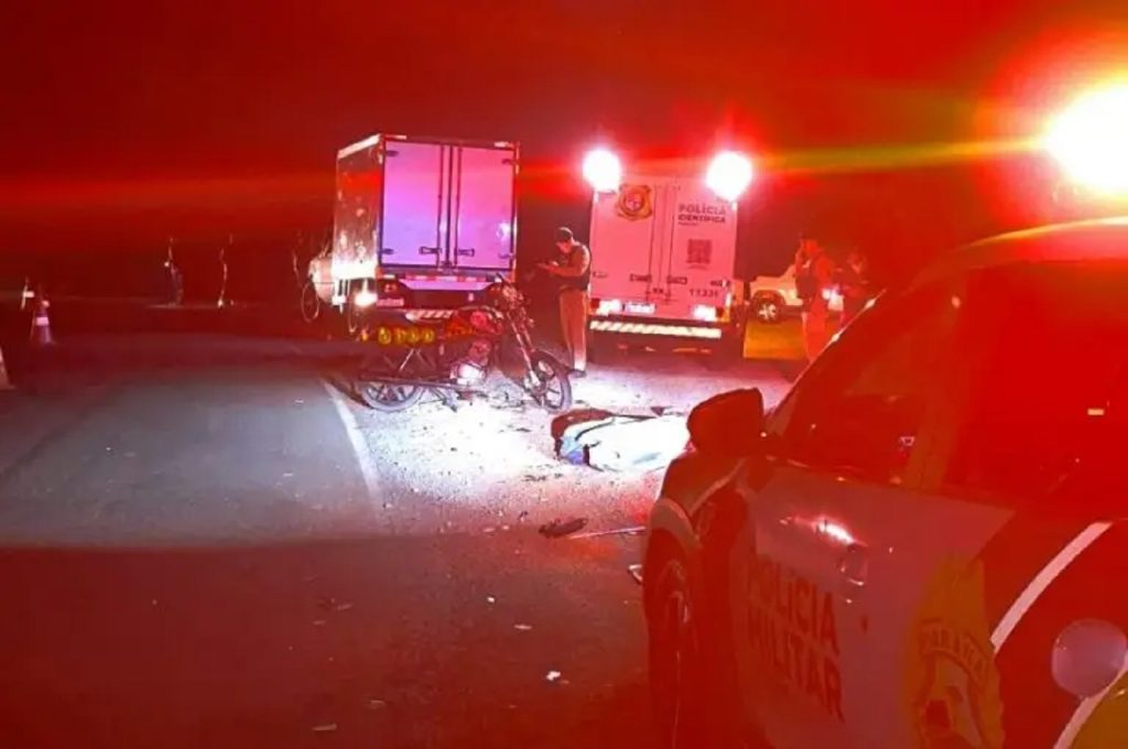 Homem de 57 anos morre ao ser arrastado por caminhão após colisão