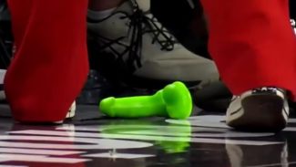Torcedor joga pênis de borracha em quadra de jogo da WNBA