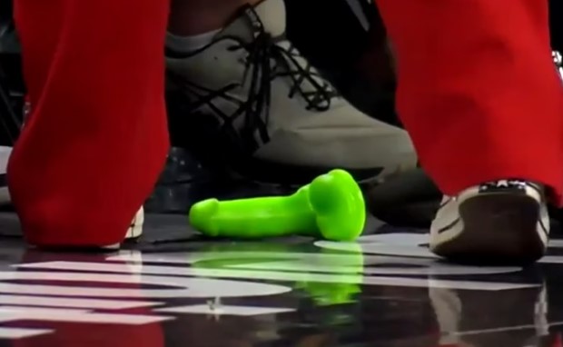 Torcedor joga pênis de borracha em quadra de jogo da WNBA