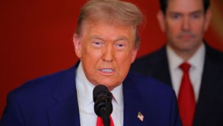 Trump assina tarifa de 50% e considera Brasil ameaça aos EUA
