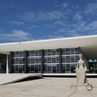 Imagem referente a STF fará defesa de Moraes em sessão de retorno do recesso