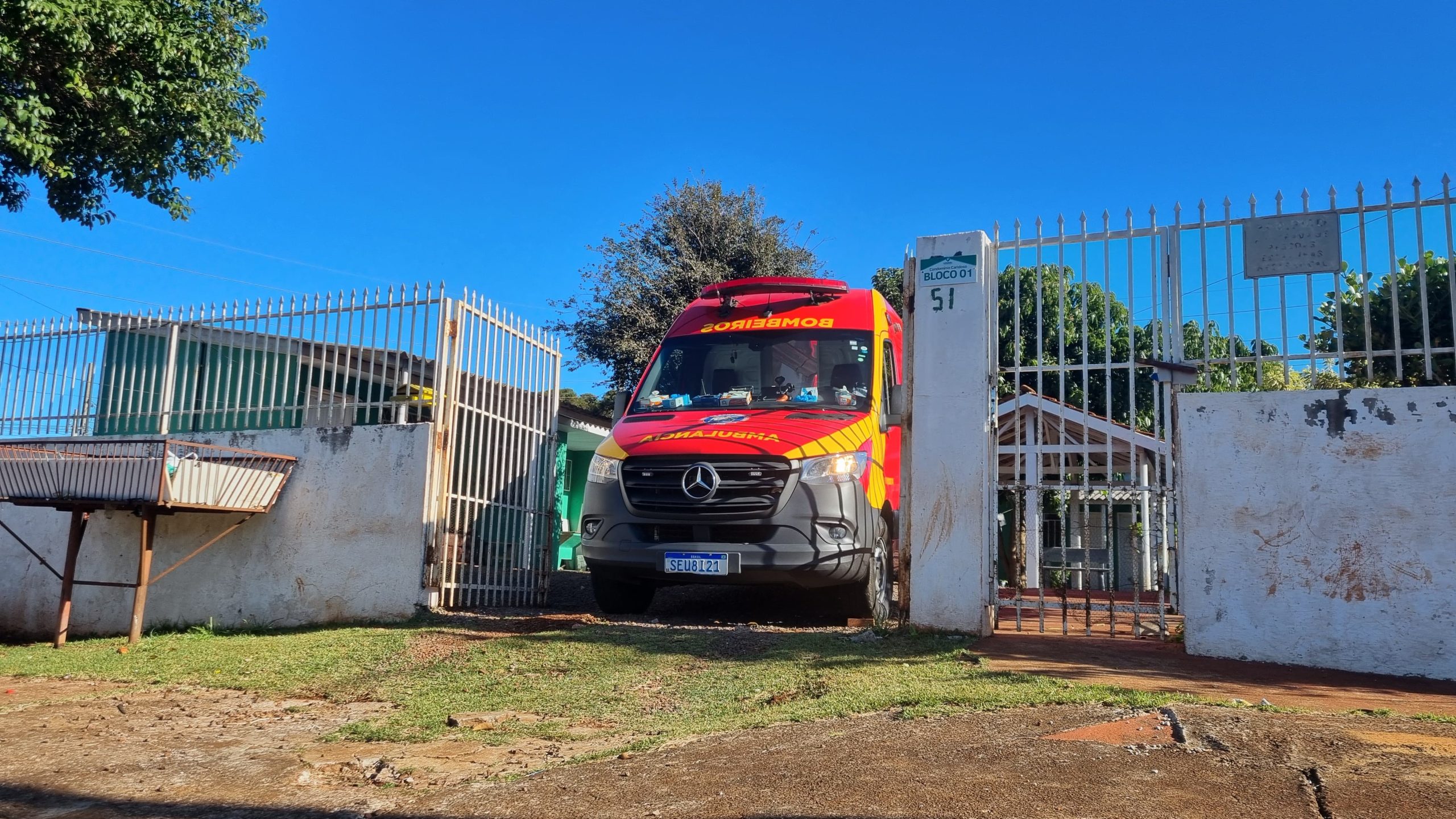Com ferimento na perna, idoso é socorrido pelo Siate na Rua Platão