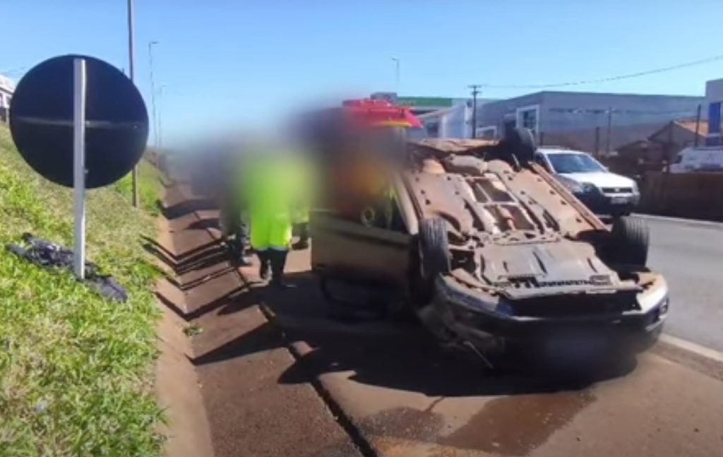 Veículo capota após ser fechado por caminhão na BR-277 em Medianeira