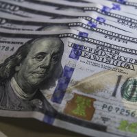 Imagem referente a Dólar sobe para R$ 5,59 com oficialização de tarifaço de Trump
