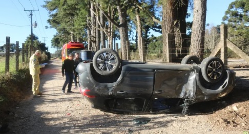 Homem que ia ao ‘Buraco do Padre’ capota carro e fica ferido em Ponta Grossa