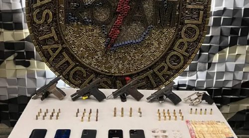 Trio de sequestradores morre em tiroteio e PM salva casal de empresários Imagem referente a Trio de sequestradores morre em tiroteio e PM salva casal de empresários