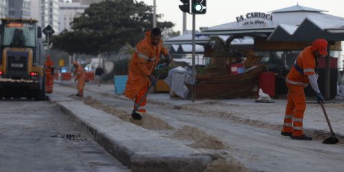 Imagem referente a Após ondas gigantes, cinco pinguins aparecem mortos na orla do Rio