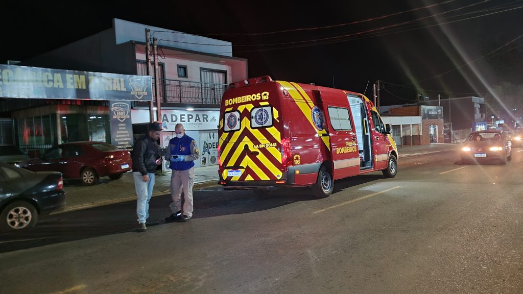 Motociclista sofre ferimentos ao colidir com Fiat Strada na Rua Europa