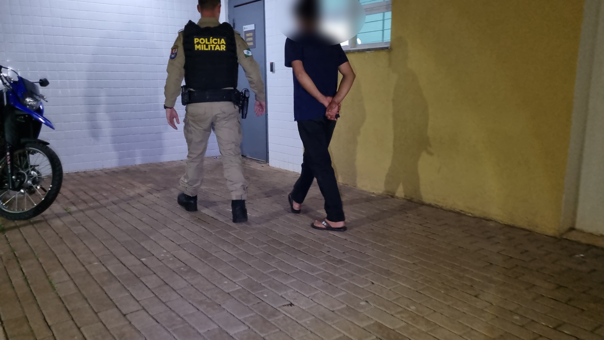 Pai chega em casa e agride filha de 14 anos; homem é levado à delegacia de Cascavel Pai chega em casa e agride filha de 14 anos; homem é levado à delegacia de Cascavel