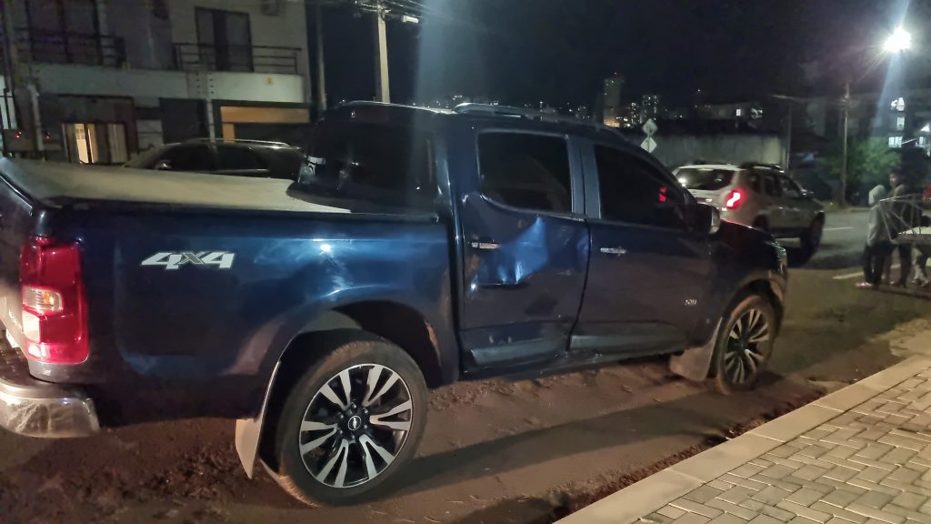 Homem de 35 anos fica ferido em colisão entre moto e caminhonete S-10 na Rua Manaus