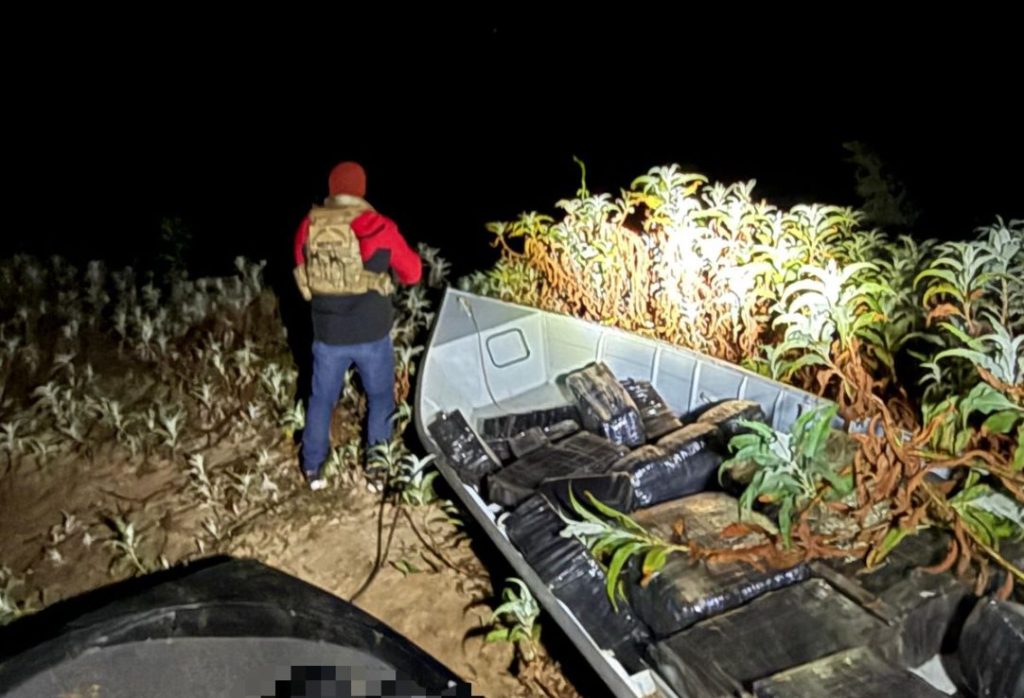 Embarcação carregada com 441 quilos de maconha é apreendida às margens do Rio Paraná