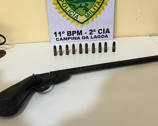 PM encontra arma e munições após denúncia em Campina da Lagoa