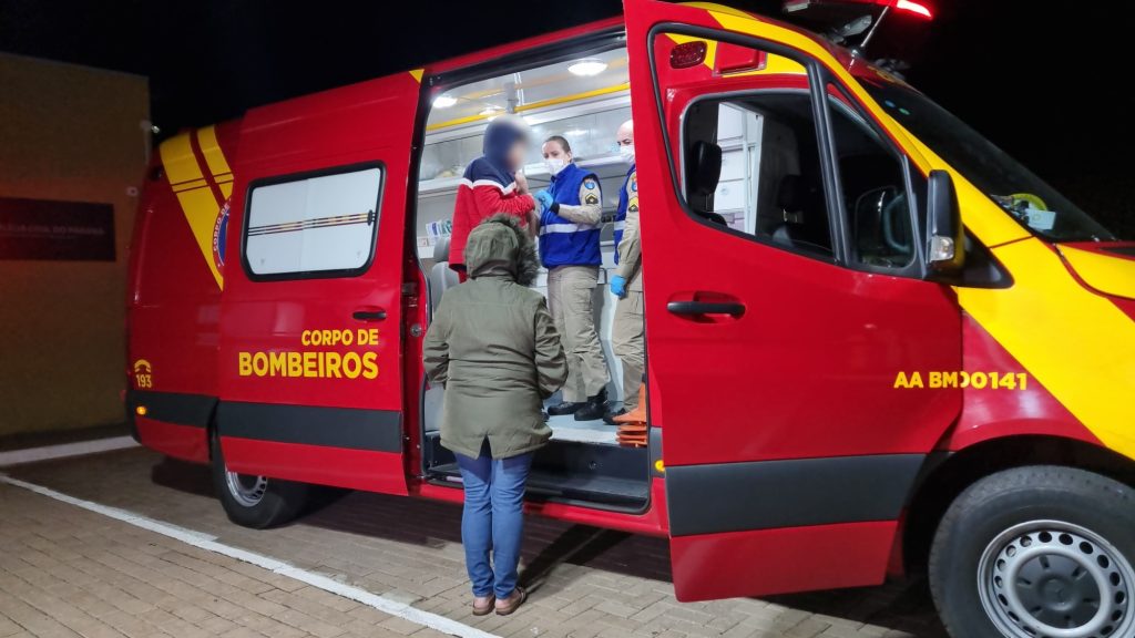 Adolescente é ferido com golpe de faca no braço e socorrido pelo Siate na delegacia