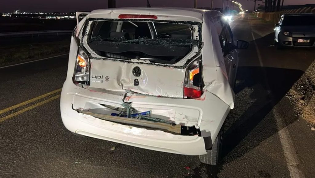 Carro tem a traseira destruída ao ser atingido por caminhão em avenida