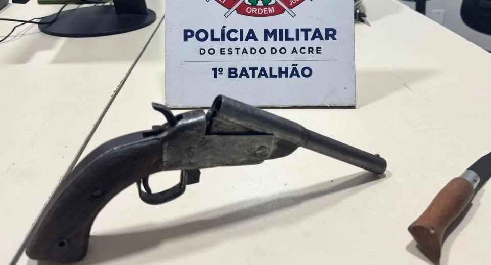 Assaltante é contido por vítima durante tentativa de roubo em parada de ônibus