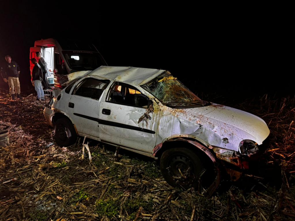 Fuga frustrada! Motorista capota carro ao tentar fugir de abordagem da Polícia Militar