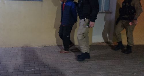 Jovem de 18 anos se entrega à polícia com arma após tentativa de assassinato cometida quando era menor Imagem referente a Jovem de 18 anos se entrega à polícia com arma após tentativa de assassinato cometida quando era menor