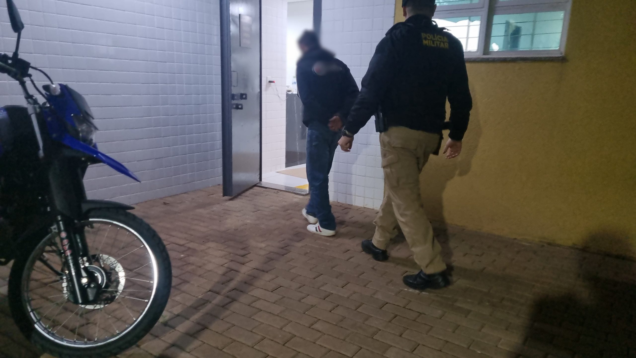 Marido enfurecido dá socos na esposa e quebra celular para evitar PM